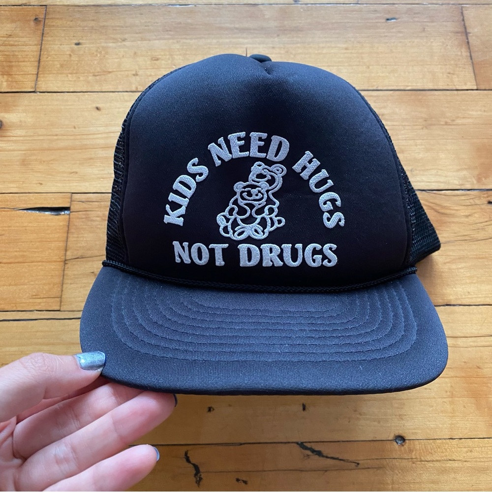 🖤 Vintage Hugs Not Drugs Trucker Hat